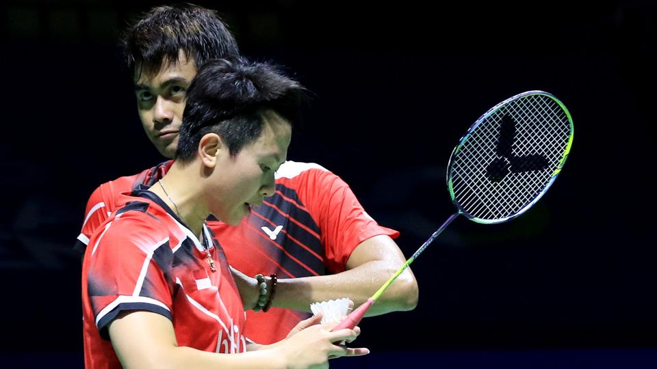 Liliyana Natsir Disemangati oleh Owi saat hendak melakukan servis.